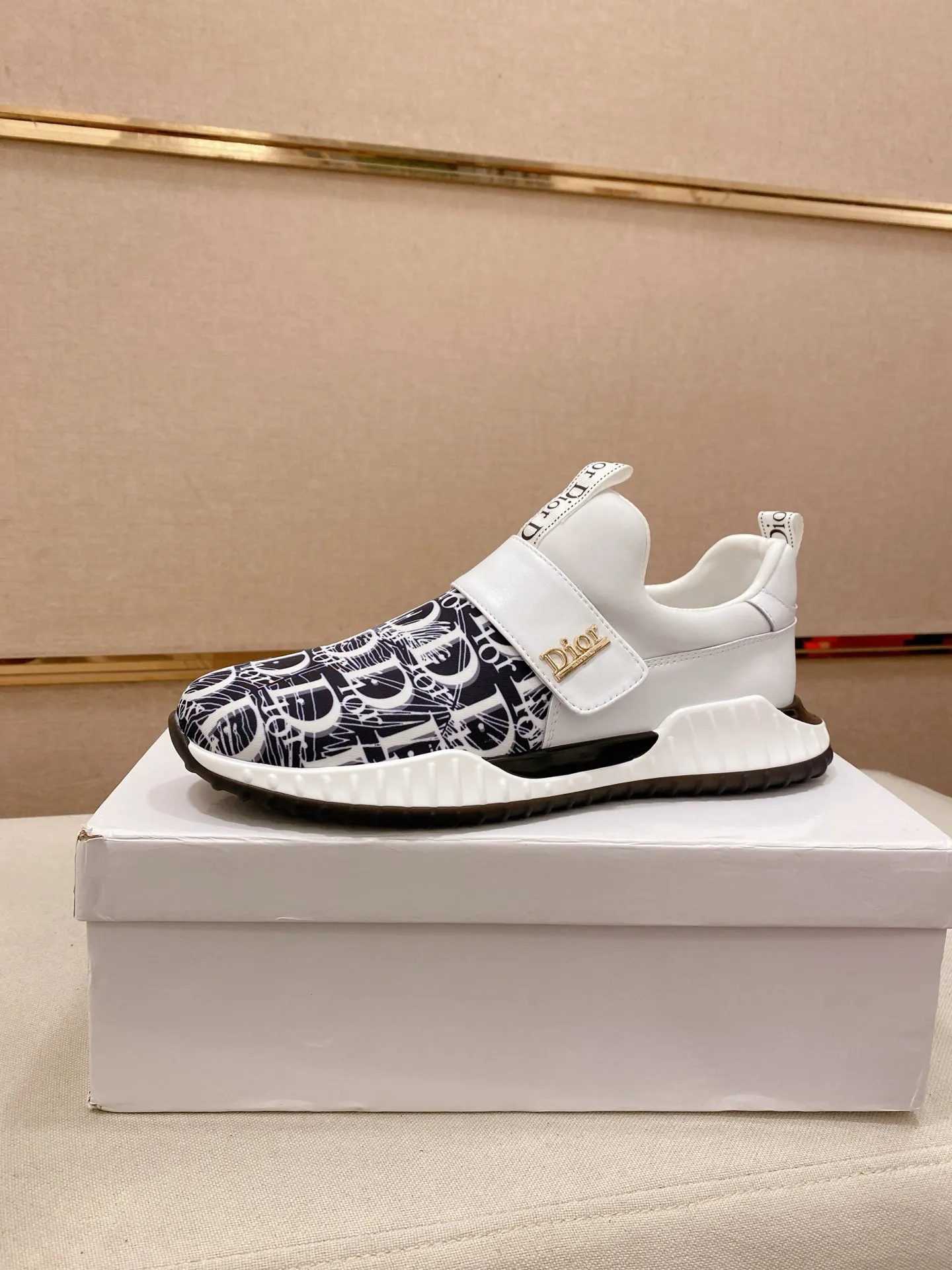 Factory price: 440💰[Dior·Dior] New casual sports style men's shoes, new spring and summer design, perfect workmanship, lace-up lazy style to create wardrobe quality, upper: imported cowhide, sheepskin lining is soft and comfortable, ultra-light TPU wear-resistant outsole, simple, versatile fashion men's shoes, excellent color code number 38--44. (Can be customized for 45 non-refundable)